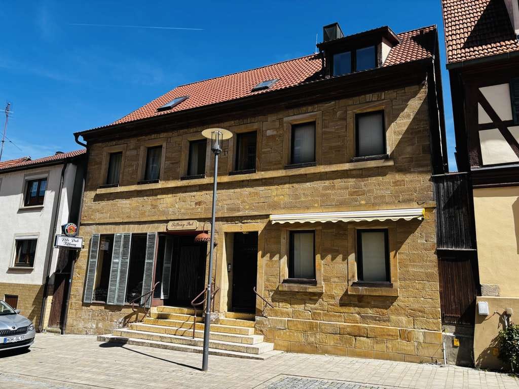 Immobilie in Hofheim in Unterfranken - Schmuckes Stadthaus mit Gewerbefläche im Erdgeschoss, 2 Wohnungen in den Etagen u. einem ruhig gele - Bild 1