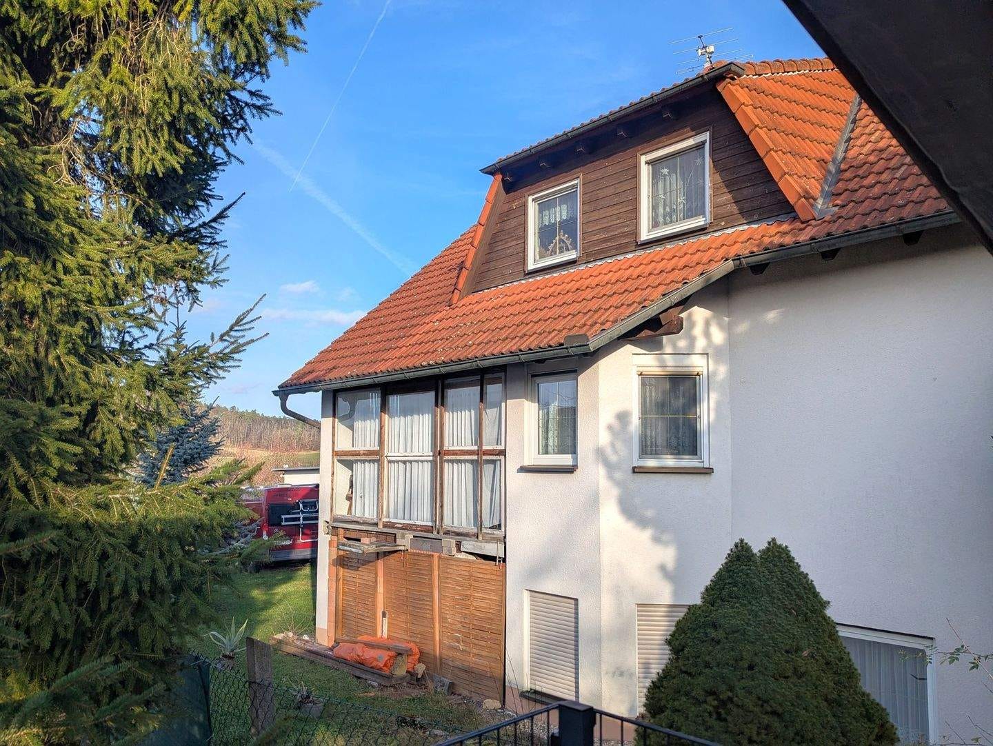 Immobilie in Großlöbichau - Ruhiges Einfamilienhaus mit Einliegerwohnung, Gartenidylle und Doppelgarage. Ideal für Familie & Mehrgenerationenwohnen.  - Bild 1