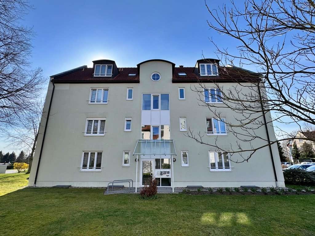 Immobilie in Bischofswerda - Gepflegte 3-Raumwohnung mit 2 Balkonen & Pkw‑Stellplatz in ruhiger Wohnlage - Bild 1