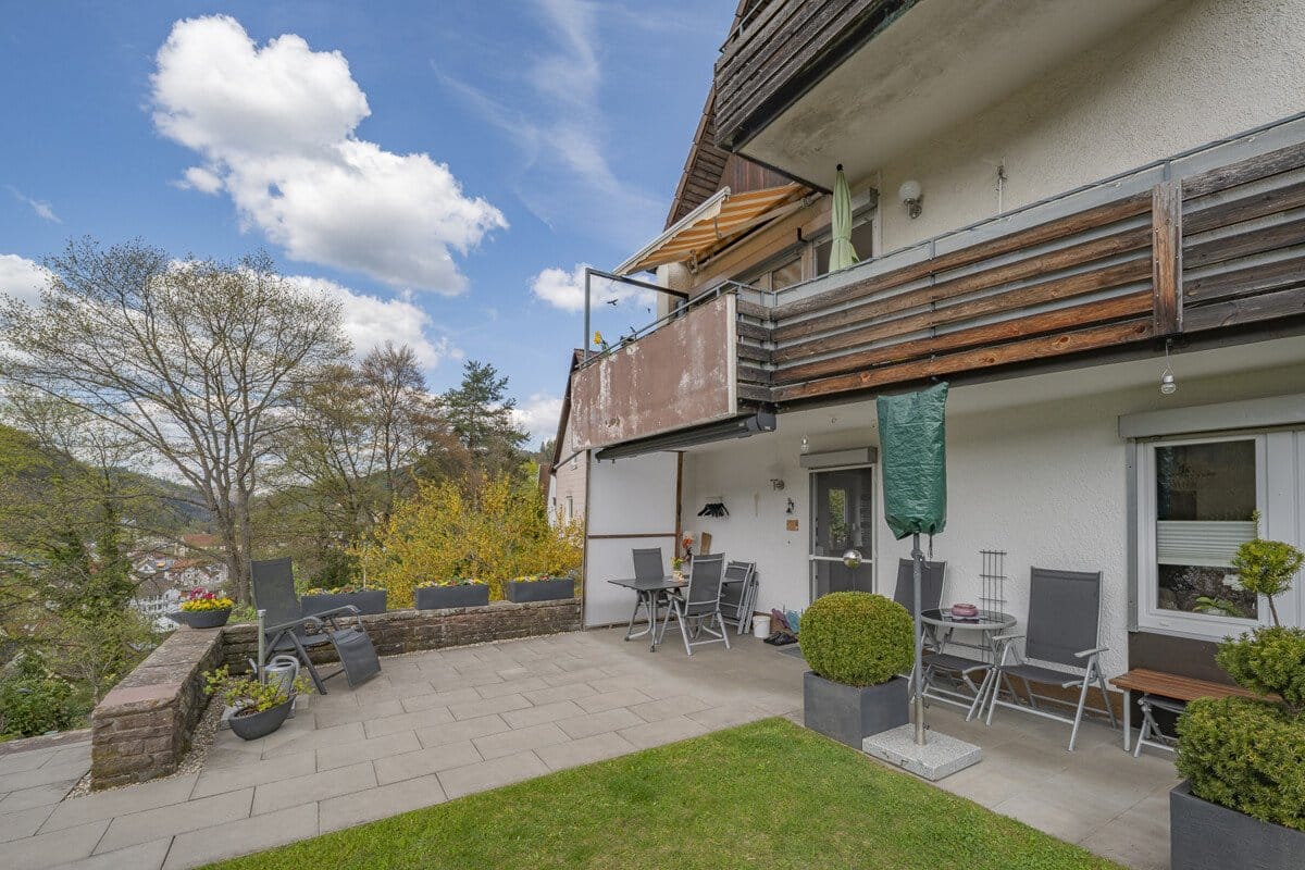 Immobilie in Schramberg - Sonniger Platz für Rendite und Ertrag: das klug aufgeteilte 3 Familienhaus am Stadtrand - Bild 0