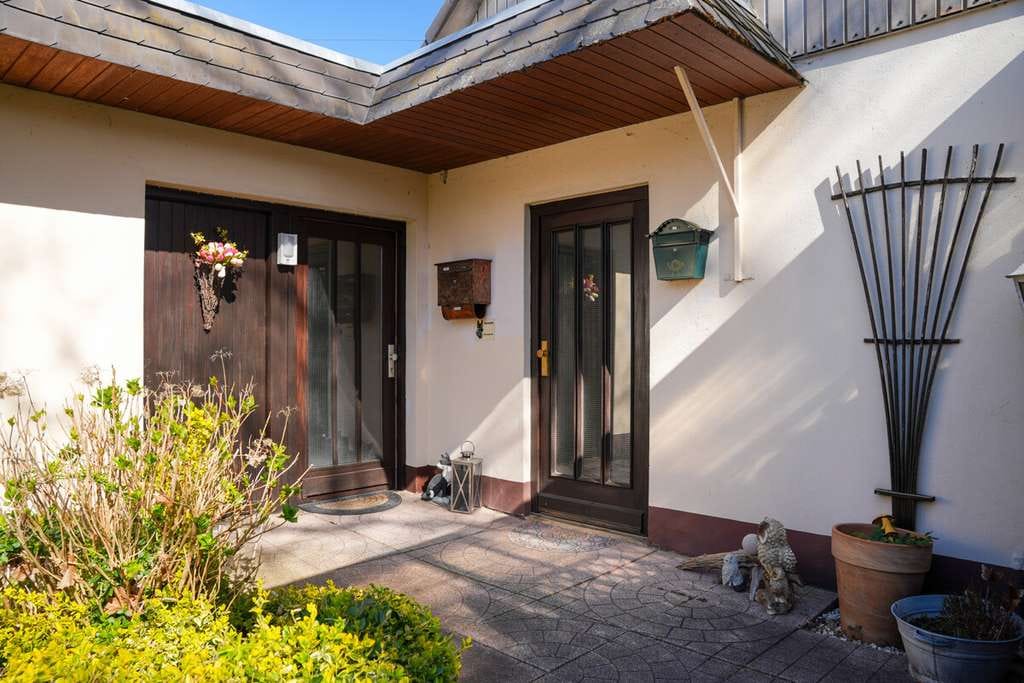 Immobilie in Elmshorn - Schöner Bungalow mit großem Garten, Garage und Wintergarten inkl. Siedlungshaus mit Mieteinnahme - Bild 1