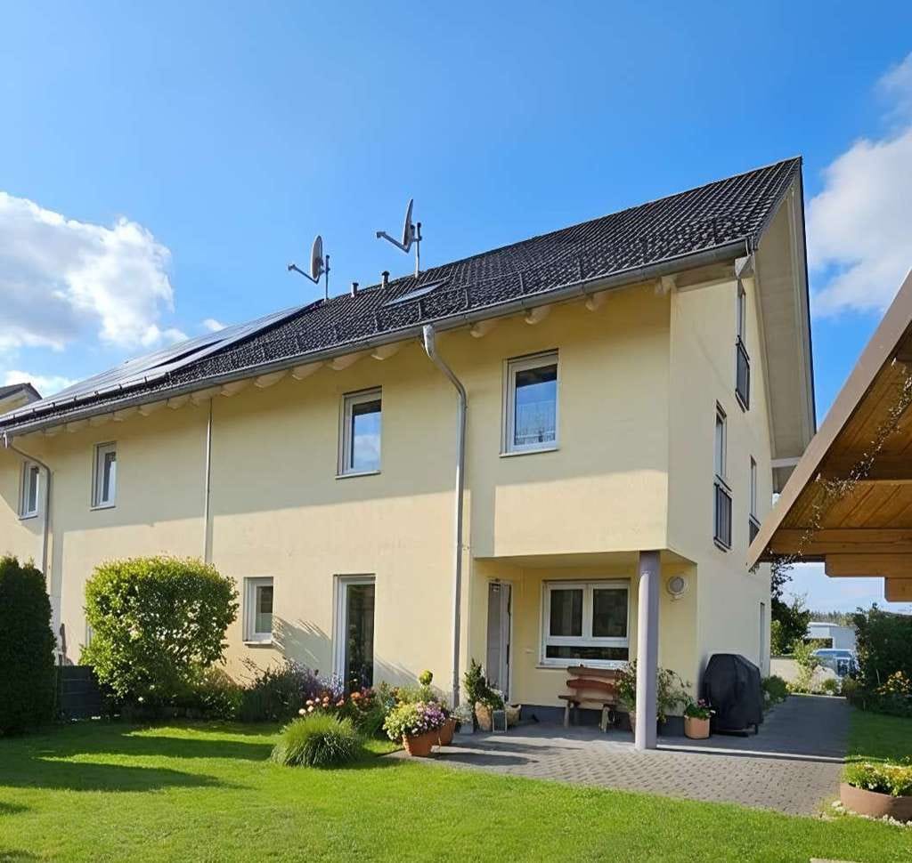 Immobilie in Alling - Neuwertige DHH, mit moderner EBK, Wärmepumpe, großem Garten, Dachstudio, Garage, sofort beziehbar - Bild 0