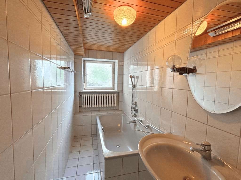 Immobilie in Mühlheim an der Donau - Viel Raum für Ihre Wohnideen! Charmantes Reihenendhaus mit Garten und Garage in Hanglage - Bild 3