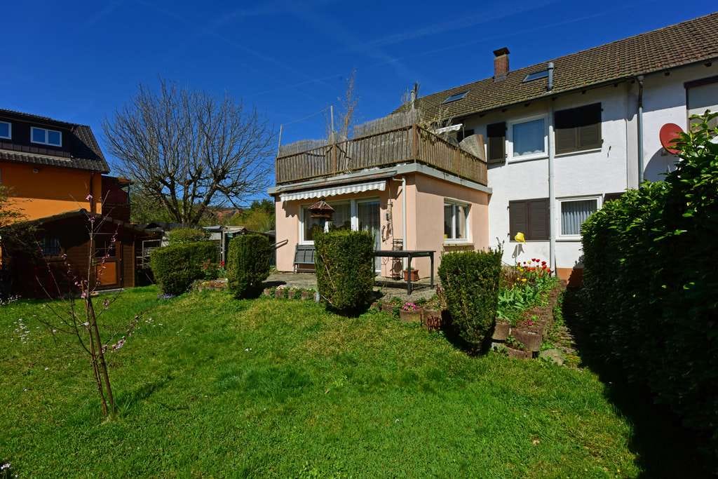Immobilie in Schopfheim - Familienfreundliche Doppelhaushälfte mit Garten: Platz vom Keller bis unter das Dach - Bild 2