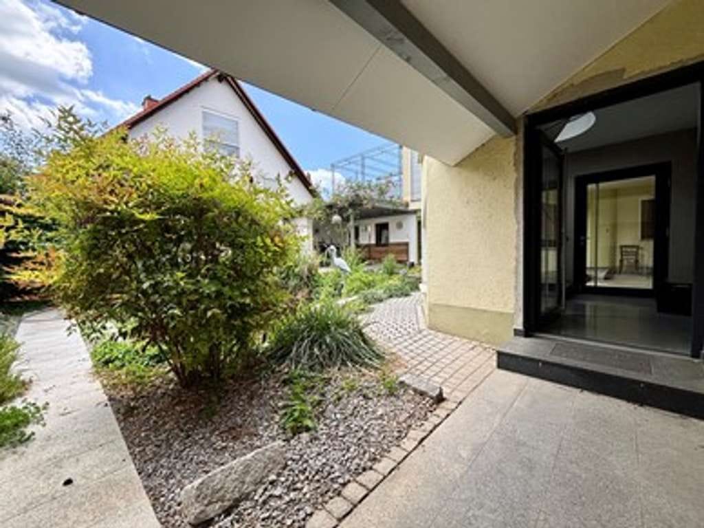 Immobilie in Mommenheim - Ca. 436 m² Wohnfläche: Zweifamilienhaus mit Garten, Teich & Einliegerwohnung - Bild 2