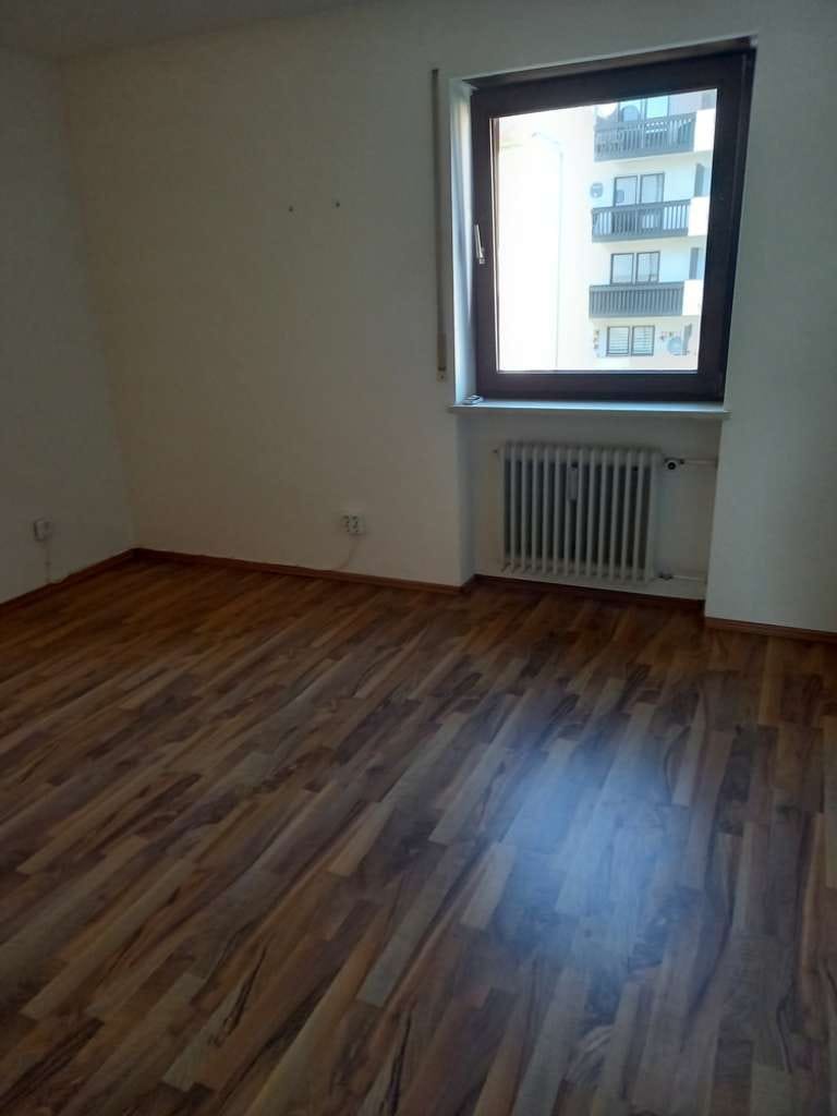 Immobilie in Pocking - Vermietete 2-Zimmer-Wohnung mit Balkon & Tiefgarage in ruhiger Siedlungslage - Bild 4