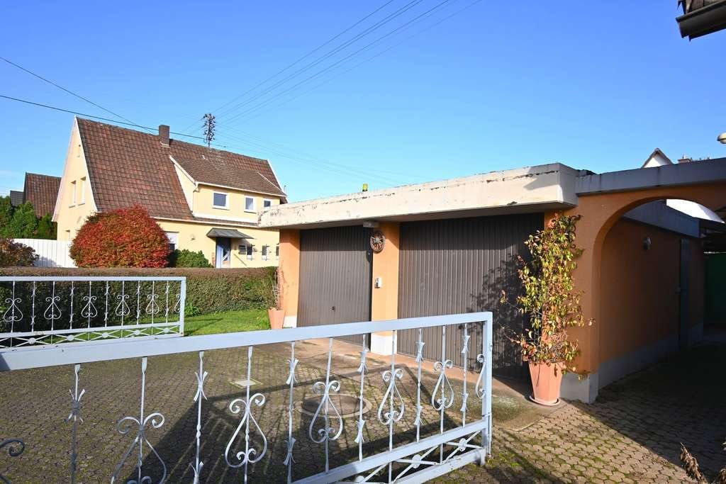 Immobilie in Herbolzheim - Charmantes Zweifamilienhaus (als DHH) mit Doppelgarage und großem Garten  - Bild 2