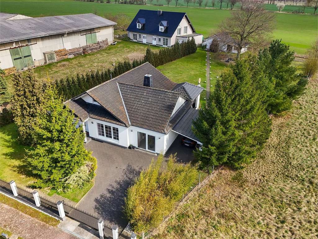 Immobilie in Oebisfelde-Weferlingen - Exklusives Wohnen auf 2.140 m² – stilvolles Familienhaus mit Studio, Kamin und Outdoor-Küche! - Bild 1