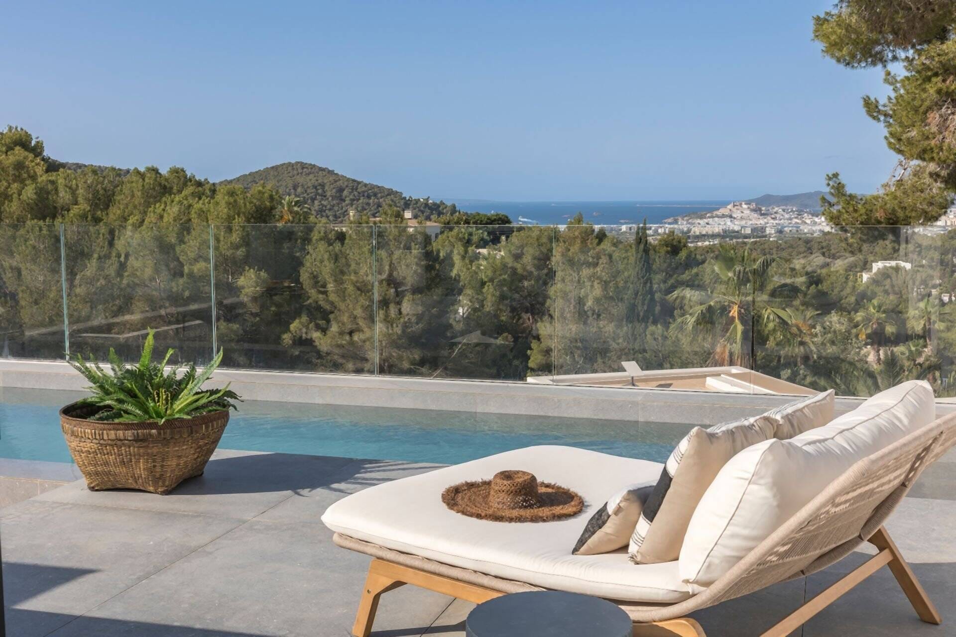 Immobilie in Miesitz - Exklusive, moderne Villa im Bali-Stil mit Blick auf Dalt Vila, 5 Schlafzimmern und 2 privaten Swimmingpools - Bild 0