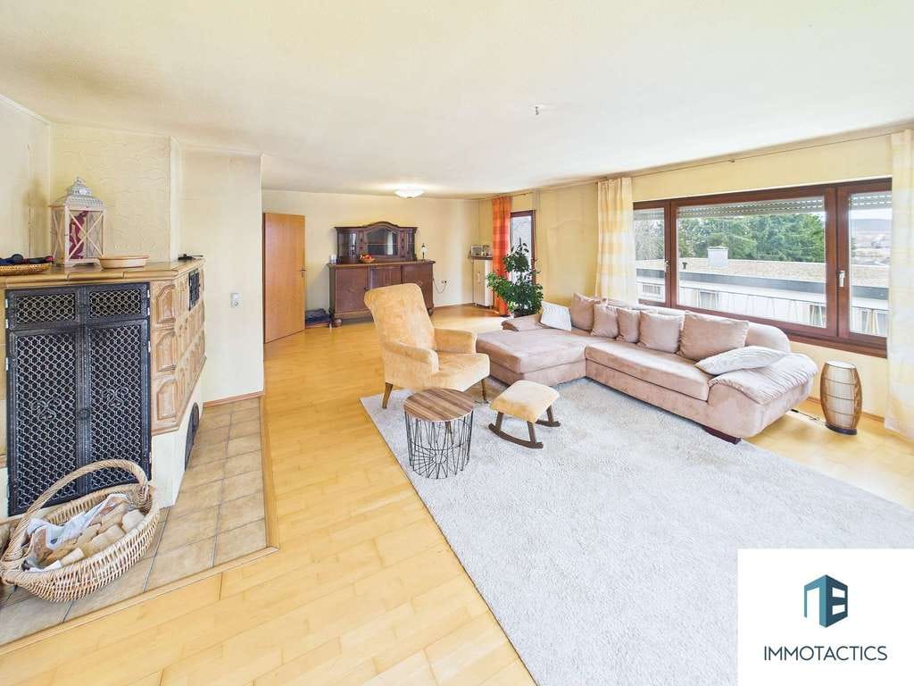 Immobilie in Langenlonsheim - Einfamilienhaus mit zwei Balkonen, Terrasse, Garten, Garage und Werkstatt in Langenlonsheim - Bild 2