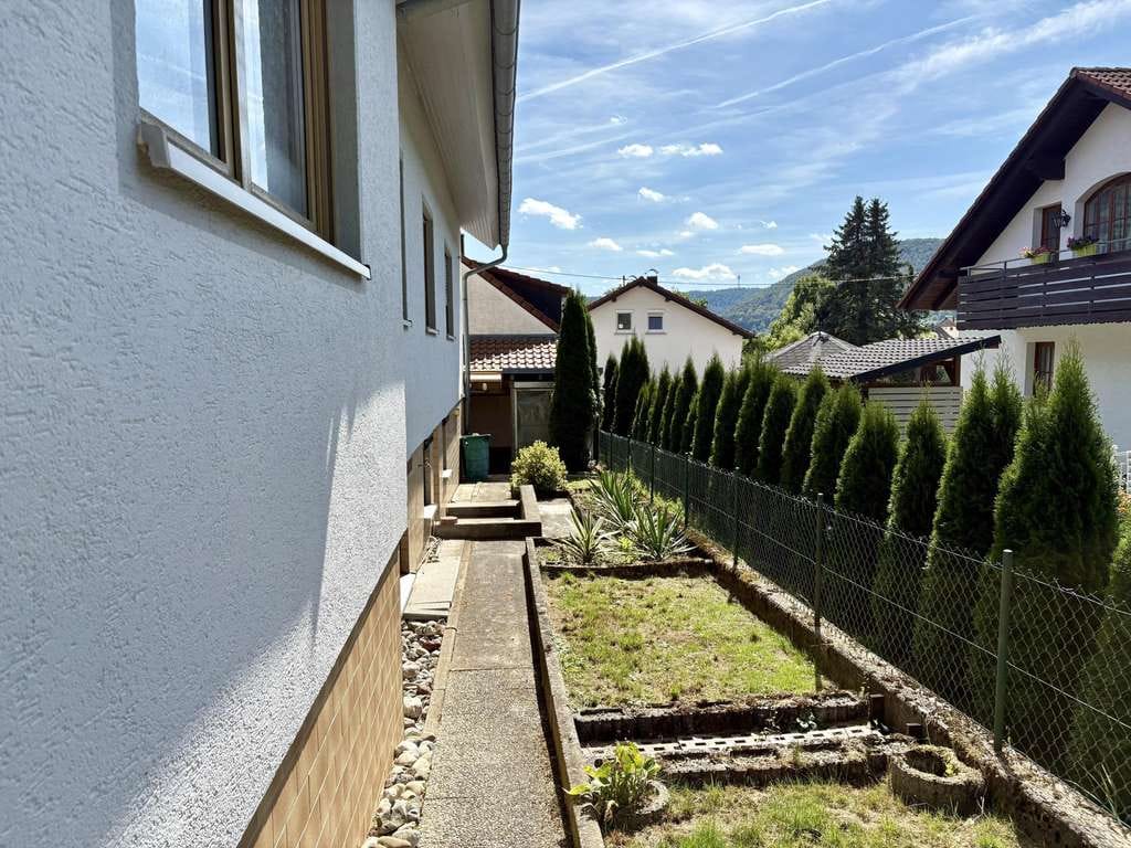 Immobilie in Bad Überkingen - Großes Zweifamilienhaus mit Carport und Doppelgarage!  - Bild 2