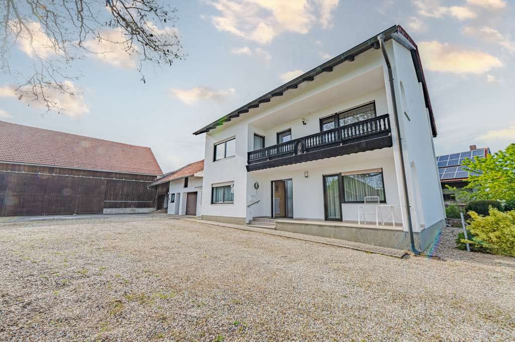 Immobilie in Leiblfing - Charmantes Einfamilienhaus mit Hof, Scheune und großzügigem Grundstück in Leiblfing-Schwimmbach - Bild 0