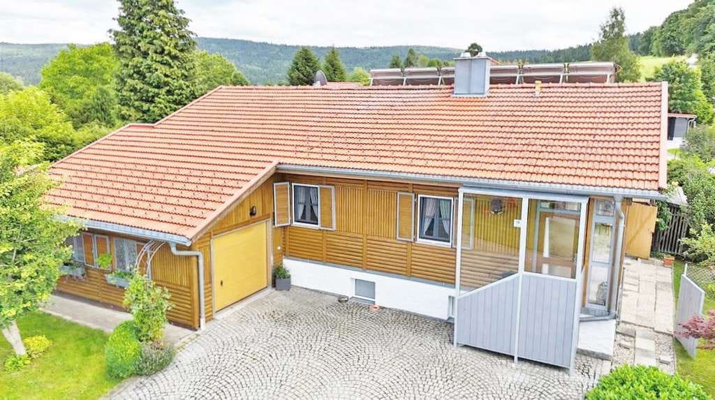 Immobilie in Hinterschmiding - "Für Menschen, die das Besondere lieben"
Liebevolles Unikat mit 2 Garagen, großzügigem Grundstück u - Bild 2