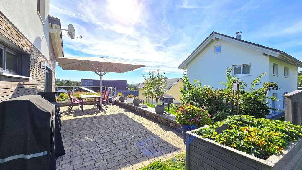 Immobilie in Dachsberg (Südschwarzwald) - Hochwertiges und modernes Einfamilienhaus mit nachhaltiger Gebäudetechnik in Dachsberg zu verkaufen - Bild 1
