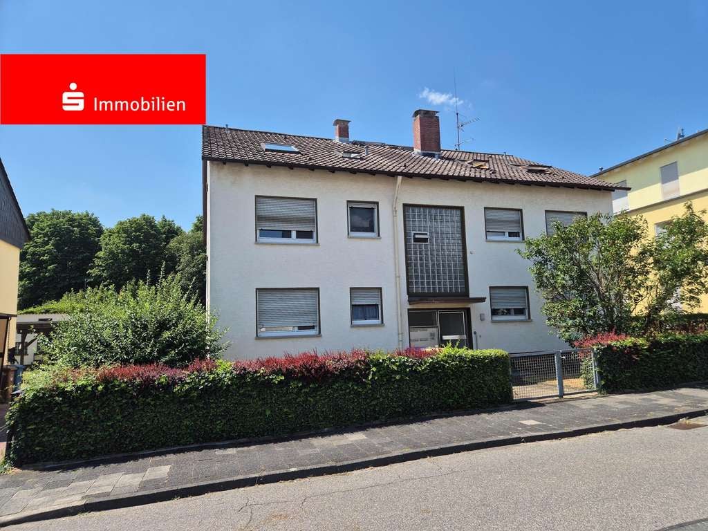 Immobilie in Kelkheim - Solides Investment mit Potenzial: 6 Wohneinheiten, 4 Garagen und großzügigem Grundstück - Bild 0