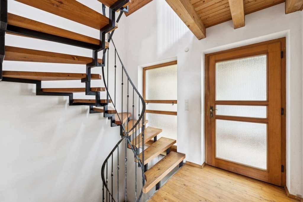 Immobilie in Windsbach - Freistehendes Zweifamilienhaus mit 3 Garagen und großem Garten in Windsbach zur Modernisierung - Bild 3