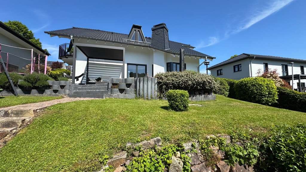 Immobilie in Niedererbach - Exklusives Wohnhaus mit Einliegerwohnung und großem Garten in traumhafter Lage vor Limburg! - Bild 2