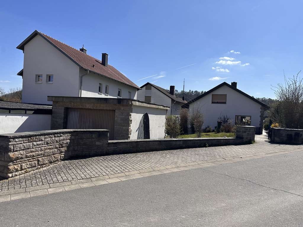 Immobilie in Grünsfeld - Ein-/Zweifamilienhaus in traumhaft ruhiger Lage mit großem Grund in Grünsfeld - Bild 1