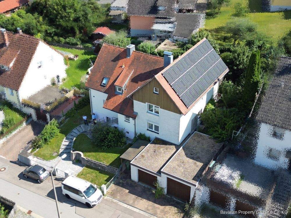 Immobilie in Sinzing - Viel Raum, viele Möglichkeiten: Zweifamilienhaus mit großem Grundstück in Sinzing - Bild 0
