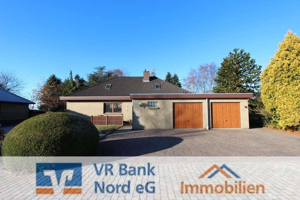 Immobilie in Klixbüll - Wohnen zur ebenen Erde EFH mit Freizeitgebäude (Schwimmbad) u. Doppelgarage in unverbaubarer Südlage - Bild 0