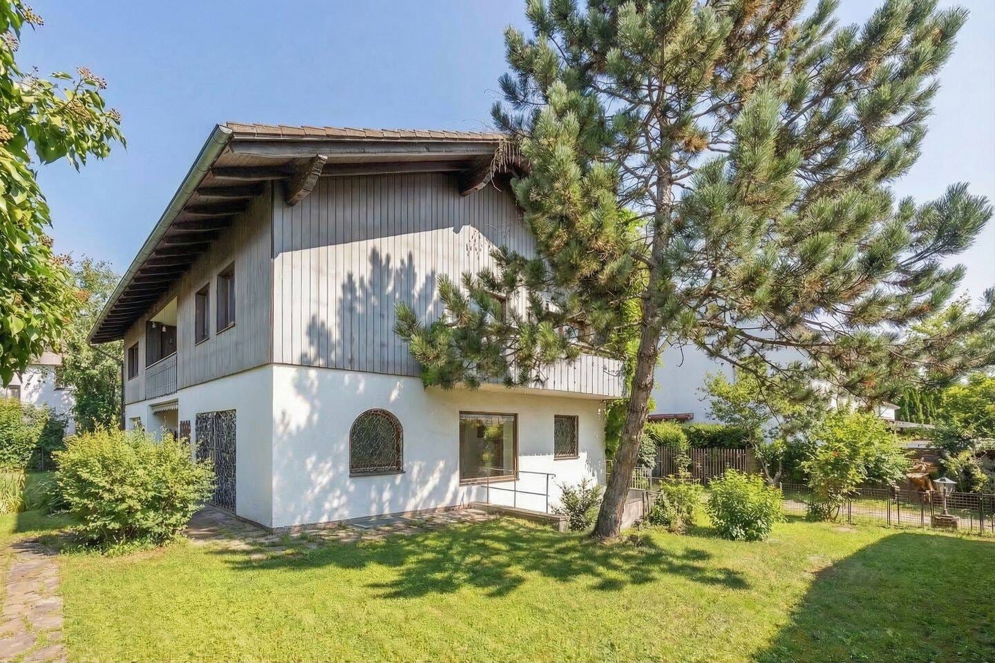 Immobilie in Pullach im Isartal - Seltene Gelegenheit im Isartal: Sanierungsprojekt mit zwei Wohneinheiten in Pullach - Bild 1
