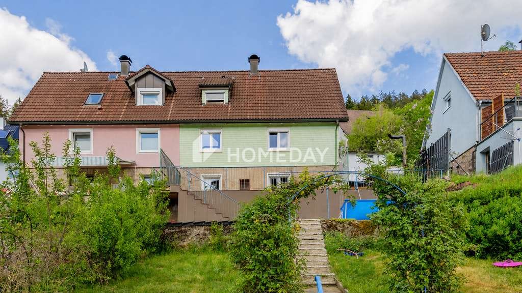 Immobilie in Vöhrenbach - Kleines Einfamilienhaus mit schönem Ausblick und Garagen - Bild 2