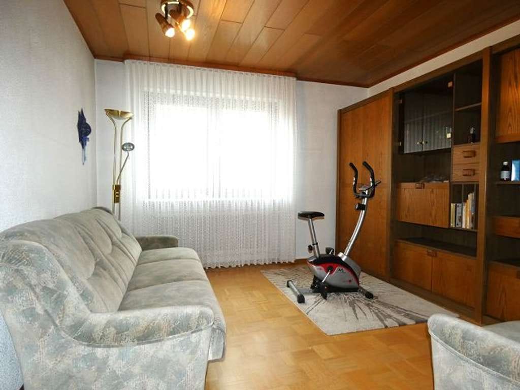 Immobilie in Lingenfeld - 2 Wohnungen EG/OG  mit jeweils eigener Garage und Hof - Bild 4