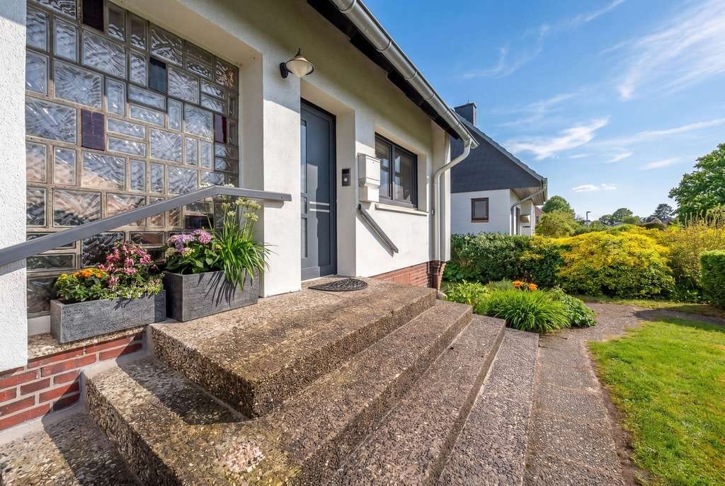 Immobilie in Ammersbek - Viel Platz, viele Möglichkeiten - Gepflegtes Zweifamilienhaus mit großem Garten & Garage - Bild 1