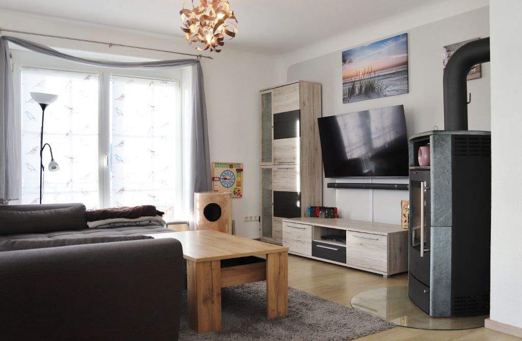 Immobilie in Ronsberg - Großzügiges Einfamilienhaus mit Garage und viel Platz - Bild 2