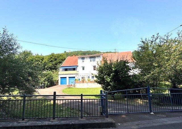 Immobilie in Theisbergstegen - Willkommen in Ihrem neuen Zuhause - Großzügiges 1- bis 2-Familienhaus mit Gartenidylle und Bachlauf - Bild 1