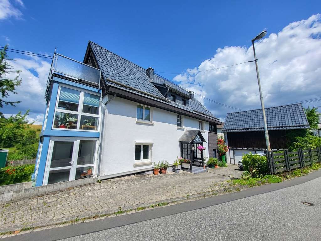 Immobilie in Ehlscheid - Großzügiges Wohnhaus mit renovierter Einliegerwohnung,  Doppelgarage und gepflegtem Garten! - Bild 2
