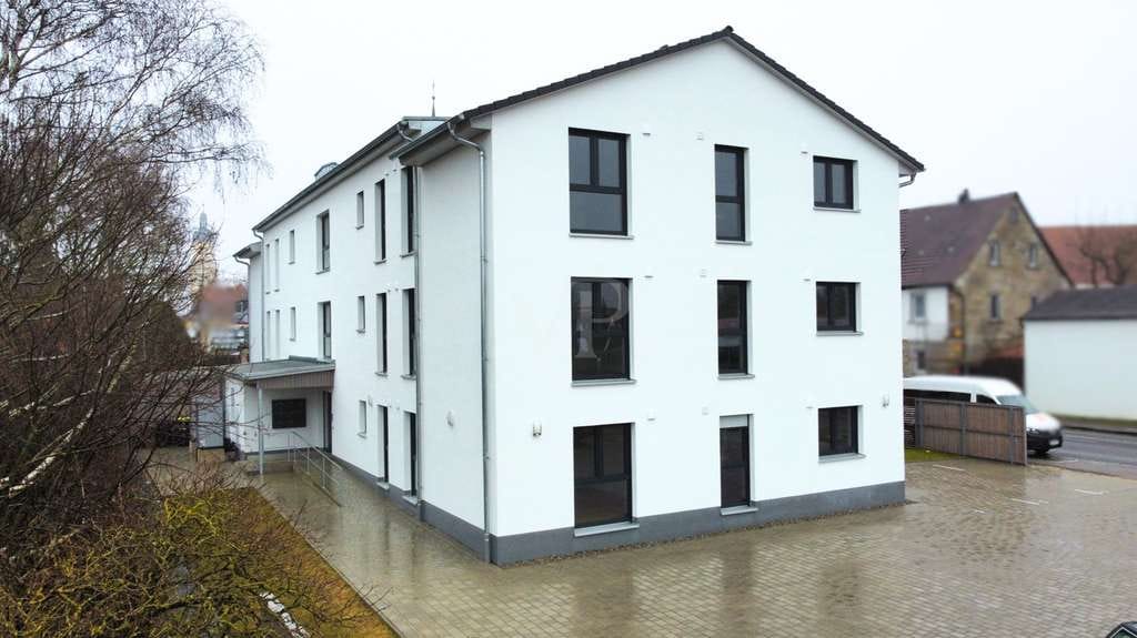 Immobilie in Uffenheim - Vermietete 2-Zimmer Dachgeschosswohnung mit großem Balkon in, energieeffizienter Bauweise - Bild 2