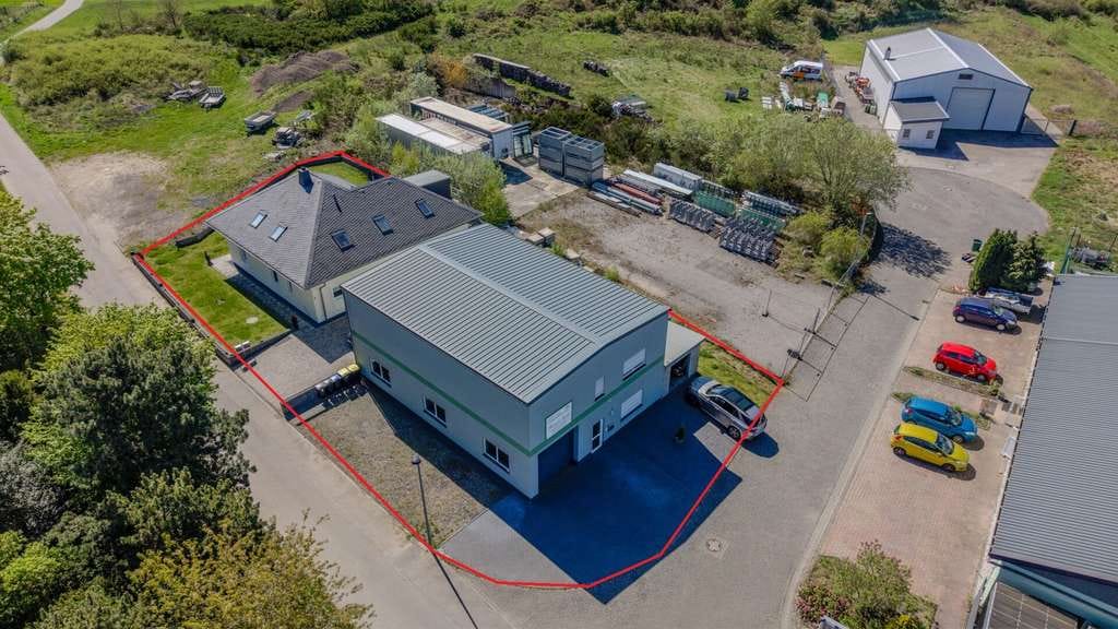 Immobilie in Kirchwald - Neuwertiger Walmdachbungalow mit ELW (vermietet) &
sep. Gewerbehalle! - Bild 2