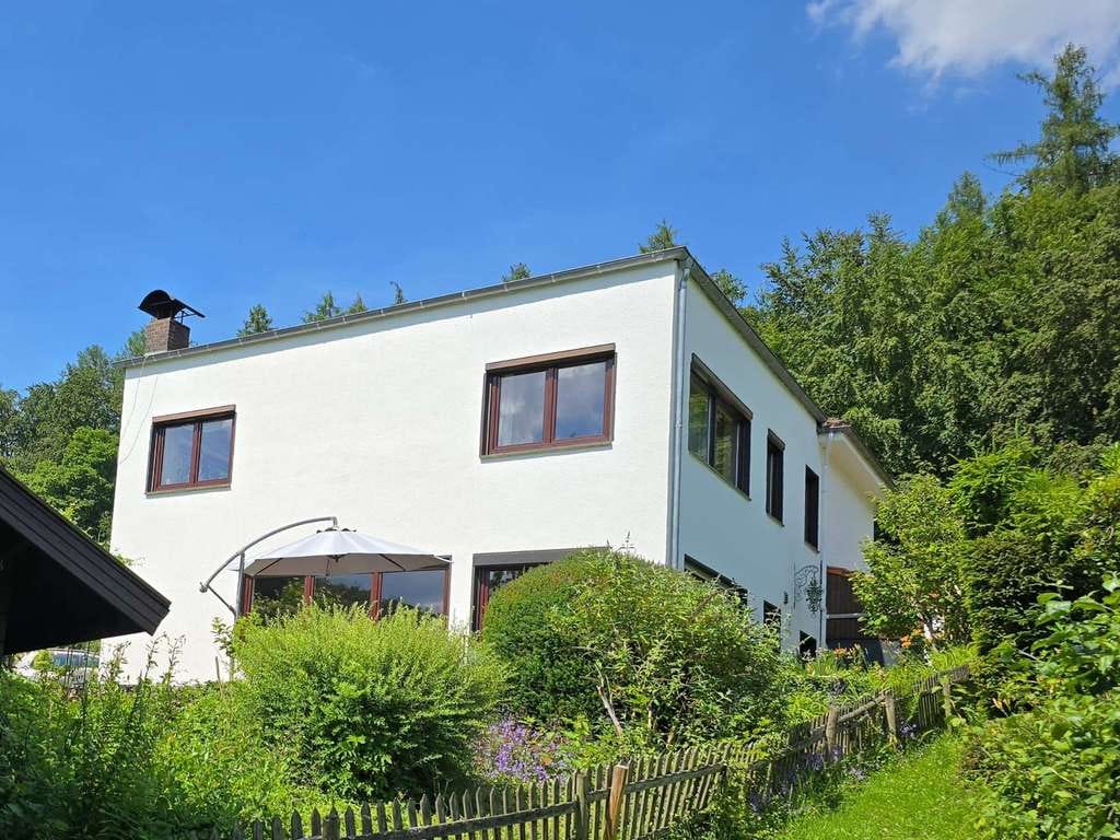 Immobilie in Schieder-Schwalenberg - Großzügiges Zweifamilienhaus in charmanter Lage zwischen Feld und Waldrand in Schieder-Glashütte - Bild 0