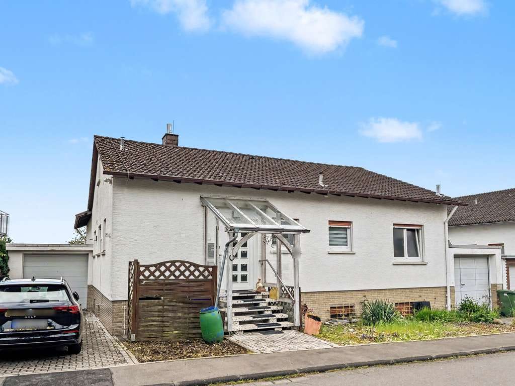 Immobilie in Wettenberg - Exklusives Zweifamilienhaus mit Wintergarten, Außenpool und Ausbaupotenzial in Wettenberg-Wißmar - Bild 1