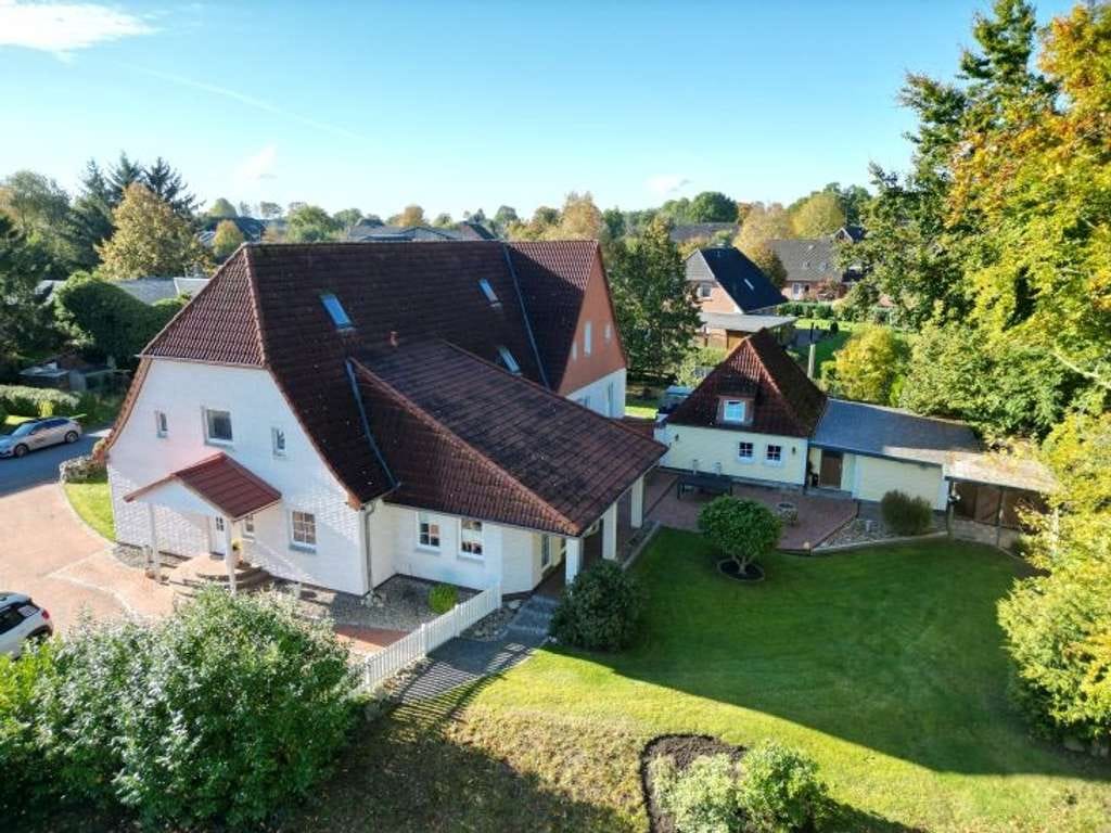 Immobilie in Dörpling - Ehemalige, modernisierte Dorfschule mit Doppelhauskonzept auf idyllischem Grundstück in Dörpling b.  - Bild 2