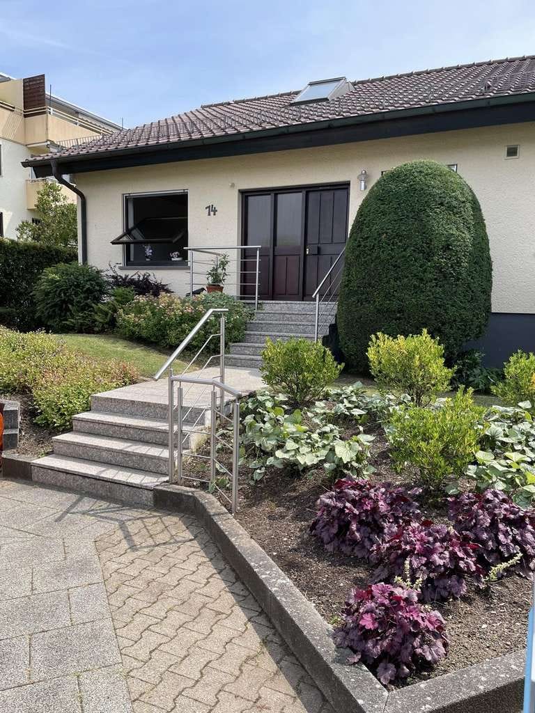 Immobilie in Abstatt - Großzügiges, helles Einfamilienhaus mit Einliegerwohnung, Massivbauweise, in ruhiger Sackgassenlage - Bild 1