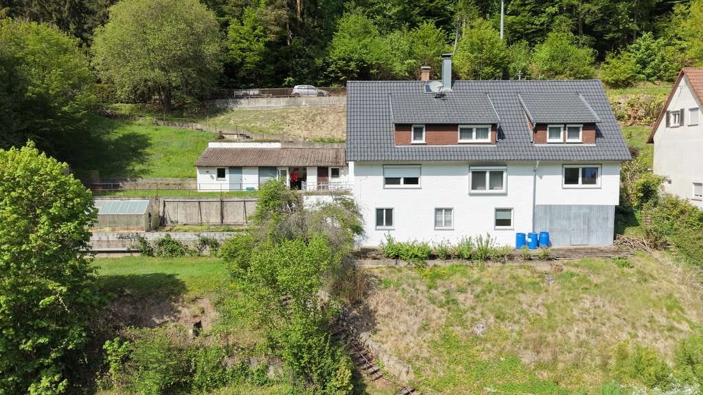 Immobilie in Altensteig - Geräumiges Zweifamilienhaus mit Garagen, Stellplätze und großem Garten in Altensteig-Berneck!  - Bild 0