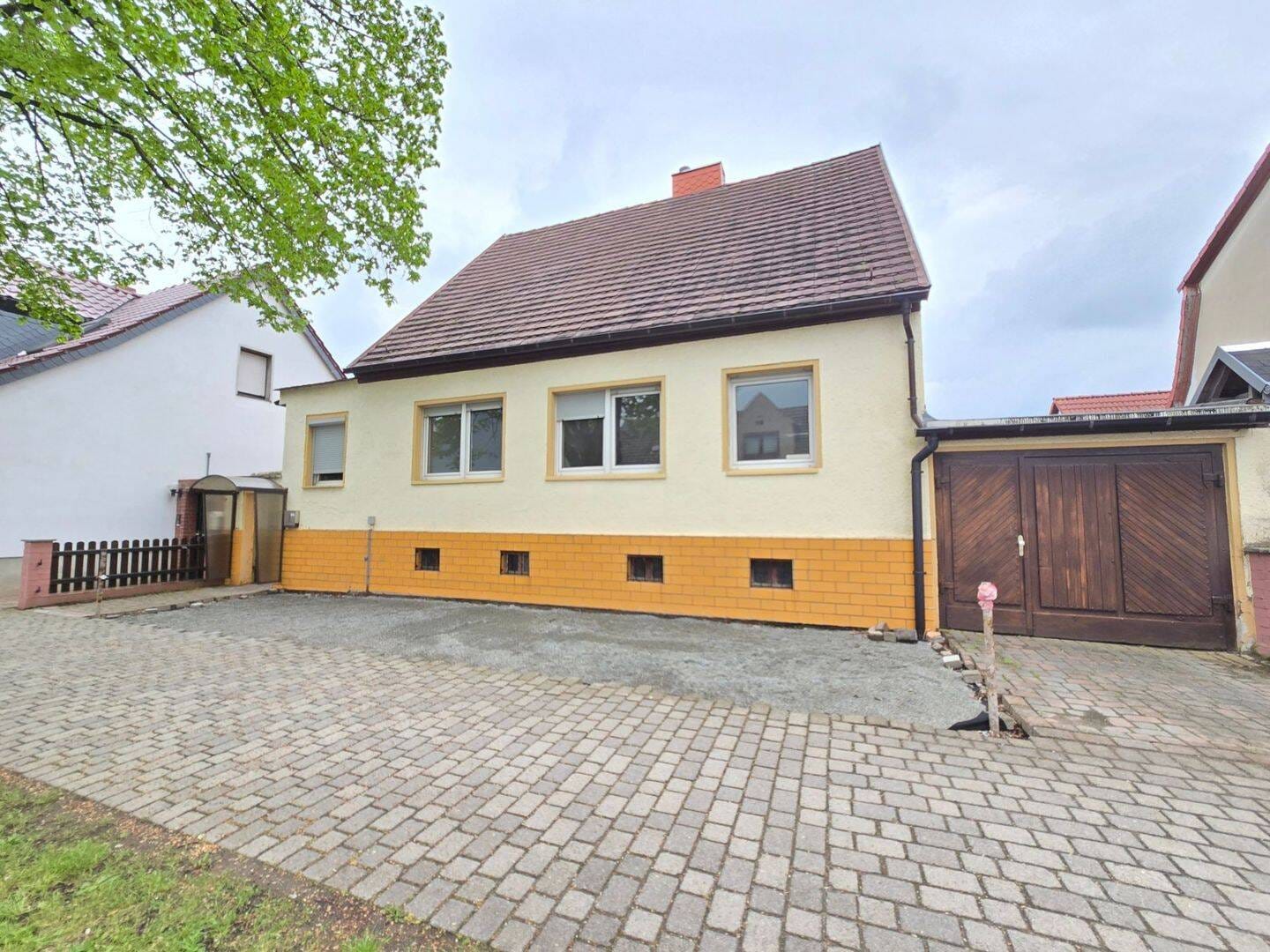 Immobilie in Staßfurt - Einfamilienhaus mit schönem Garten, sowie Garage - Bild 0