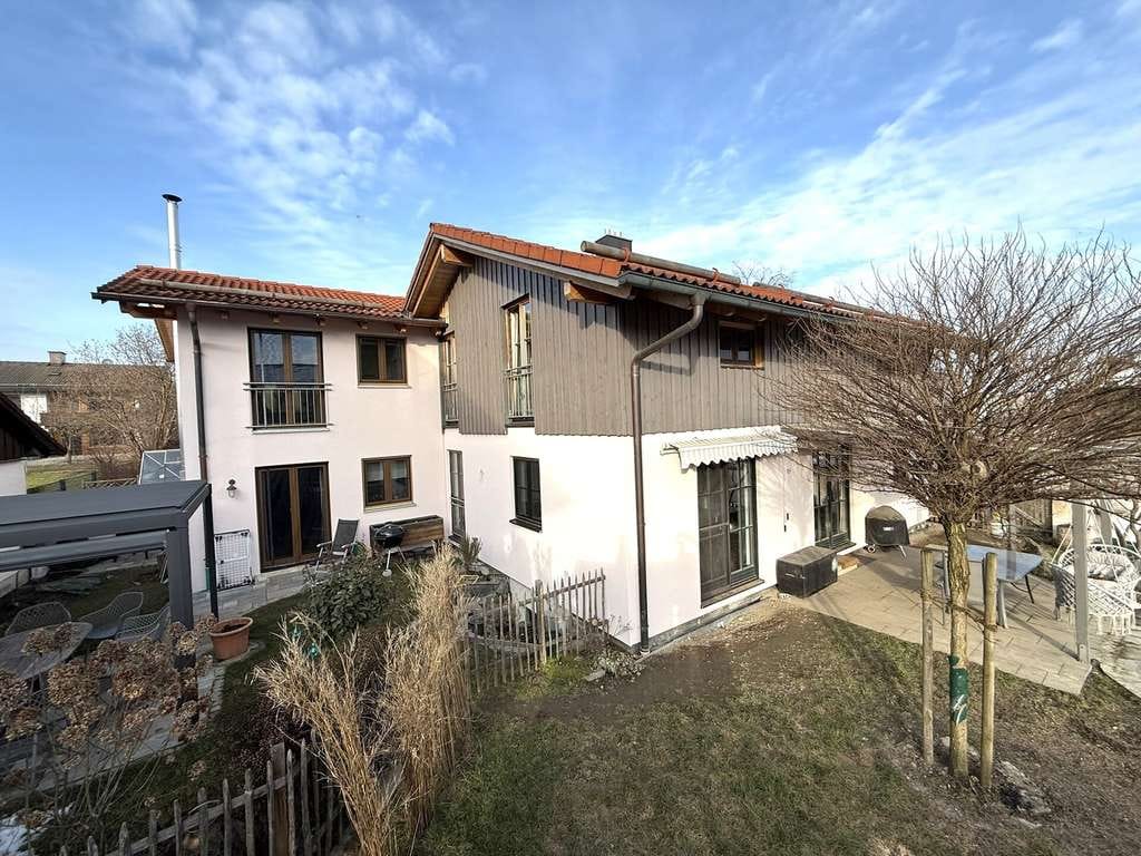 Immobilie in Eiselfing - idyllische Haushälfte in Weilerlage: neuwertige 3-Zimmer mit kl. Garten - Bild 0