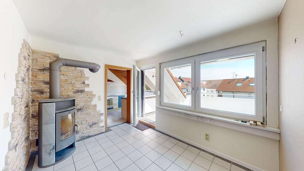 Immobilie in Wolpertswende - Bezugsfreie 3,5-Zimmer-Dachgeschosswohnung mit Garage, PV und Schwedenofen - Bild 3