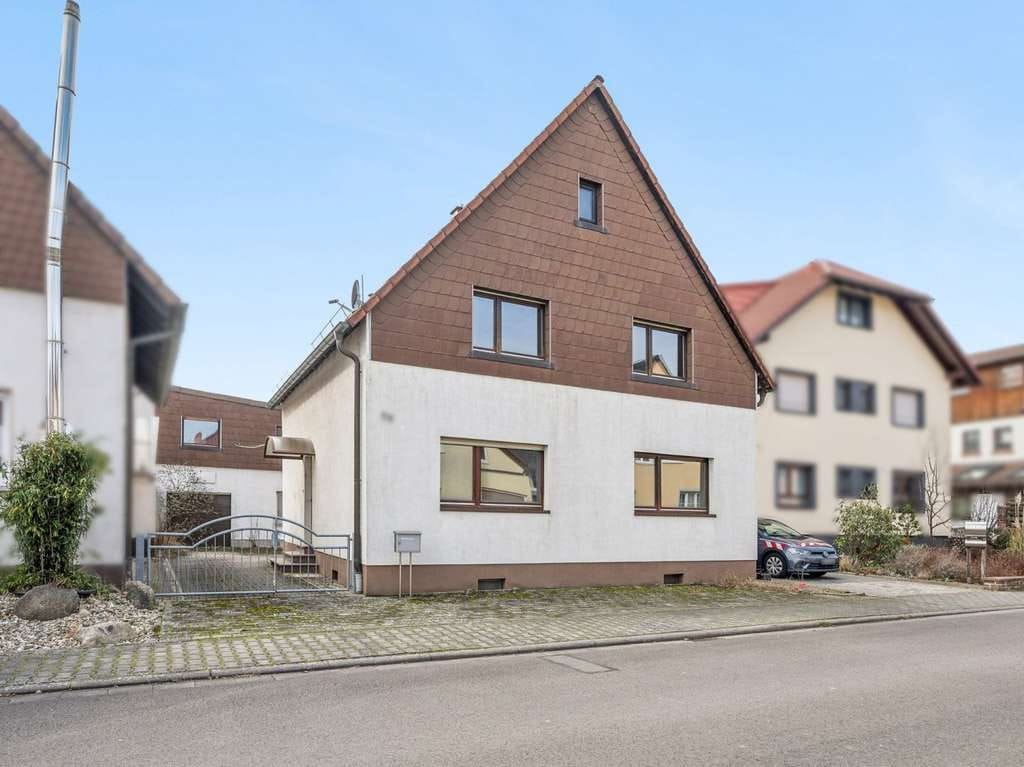 Immobilie in Reilingen - Zweifamilienhaus mit Nebengebäude auf großem Grundstück in Reilingen - Bild 0