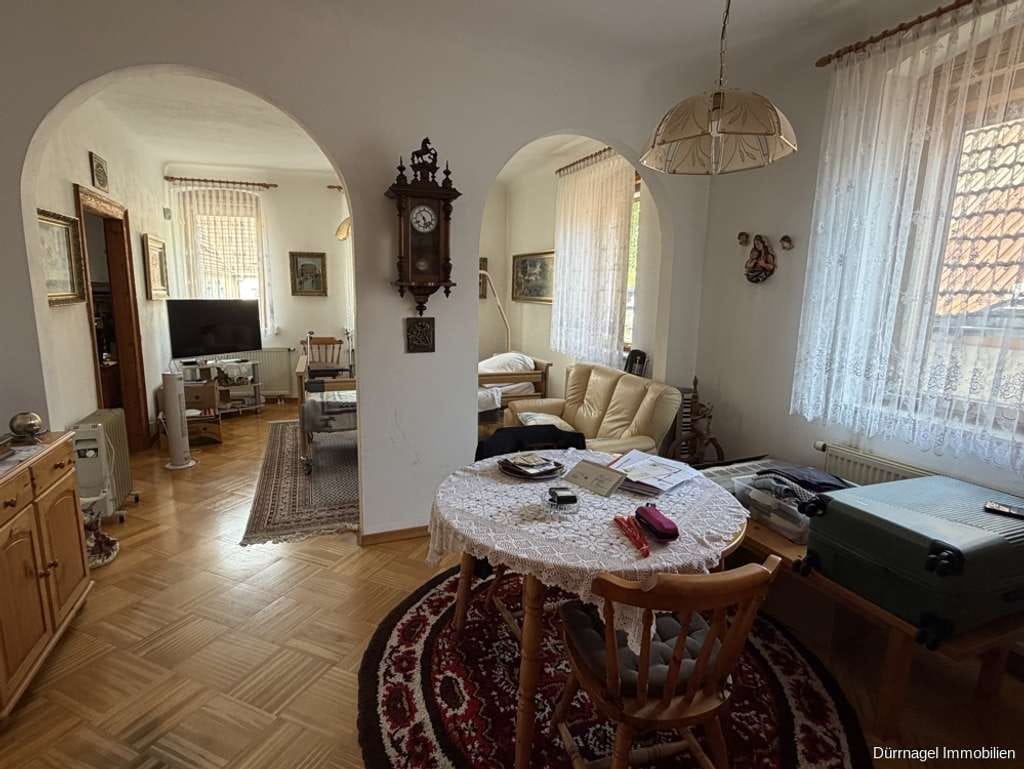 Immobilie in Veitshöchheim - Wohnen mit Potenzial – Einfamilienhaus mit vielseitigen Nebenflächen - Bild 1