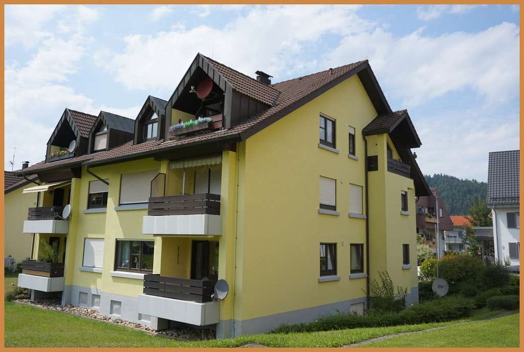 Immobilie in Zell am Harmersbach - Wunderschöne 3,5-Zimmer-Dachgeschosswohnung mit traumhaftem Ausblick in Bestlage zu verkaufen! - Bild 1