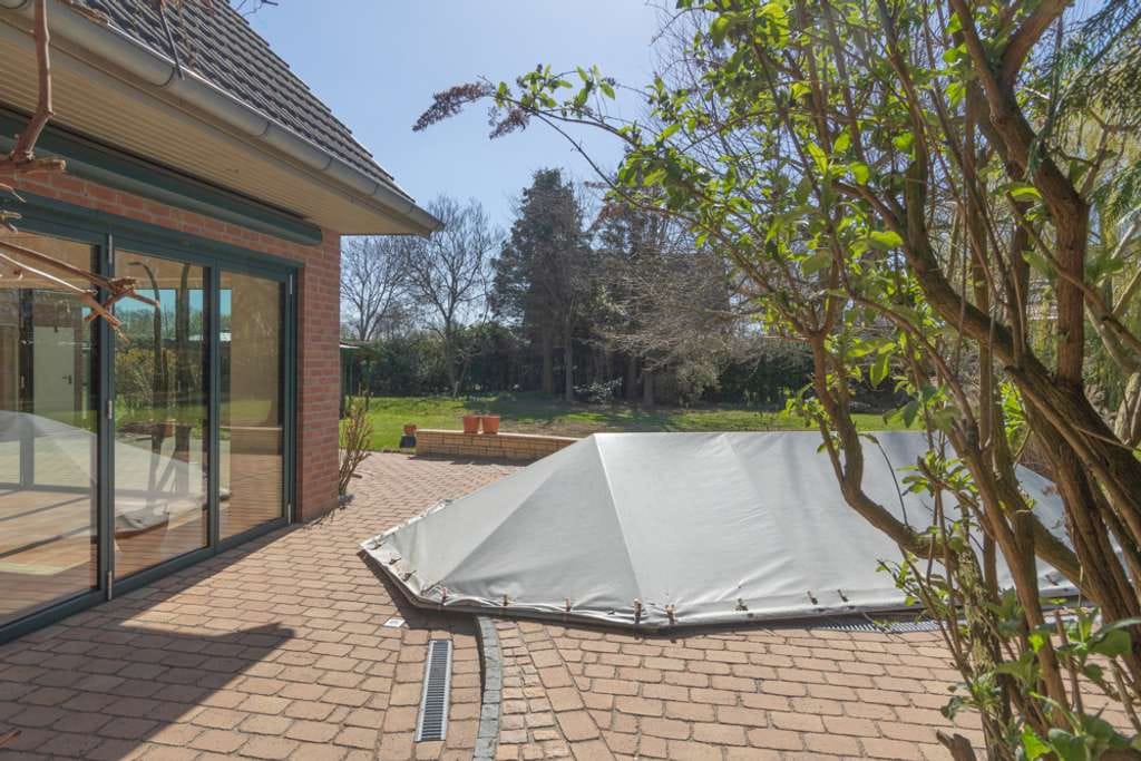 Immobilie in Krüzen - Krüzen: Helles und großzügiges Einfamilienhaus mit Doppelgarage in Feldrandlage! - Bild 2