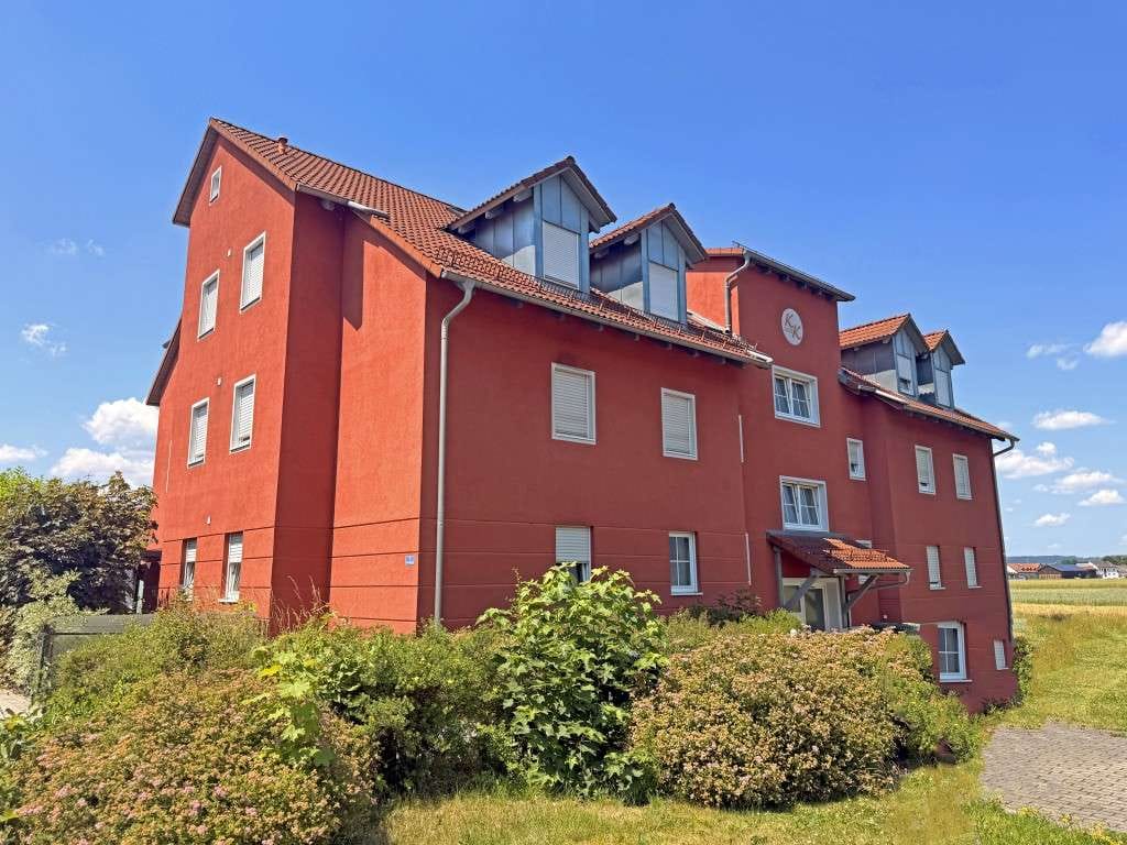 Immobilie in Wernberg-Köblitz - Wohnen mit Galerieflair! Traumhafte 3,5 Zimmer Eigentumswohnung mit Balkon und 3 Stellplätzen - Bild 1