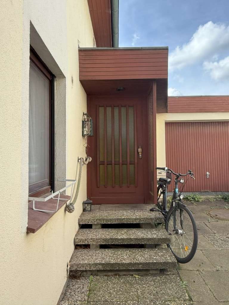 Immobilie in Elmenhorst - Großes Einfamilienhaus mit Einliegerwohnung, Keller, Garage und großem Garten in guter Ortslage - Bild 2