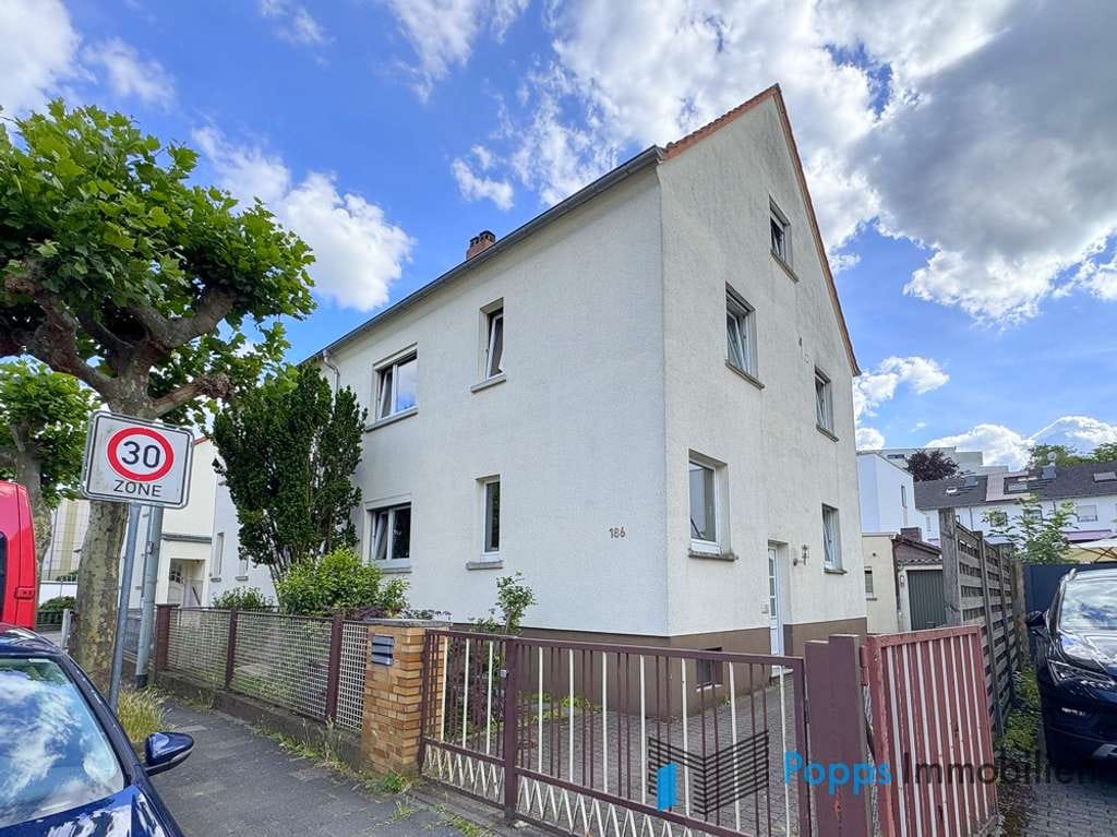 Immobilie in Kelkheim - Viel Raum für die Familie - Einfamilienhaus mit Bungalow und Garage in guter Lage in Kelkheim - Bild 0