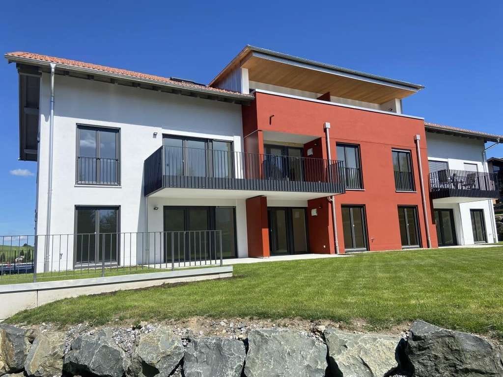 Immobilie in Altusried - Großzügige 3-Zimmer-Erdgeschosswohnung mit Südwest-Terrasse und schönem Garten - Bild 0