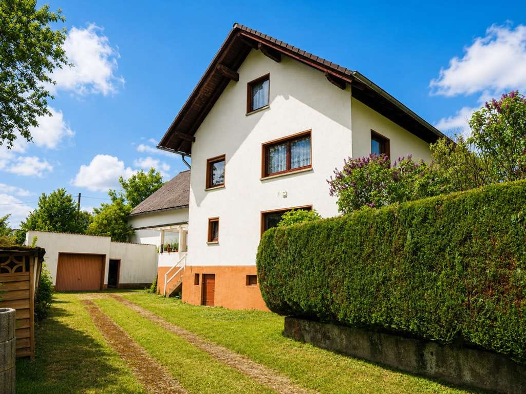 Immobilie in Marienrachdorf - Gemütliches Einfamilienhaus mit Nebengebäude auf großem Grundstück - Bild 1